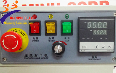 Bảng điều khiển của máy hàn miệng túi FR-900 dạng đứng