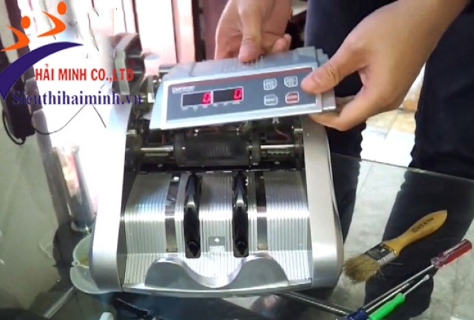 Tìm hiểu chi tiết các phím chức năng của máy đếm tiền