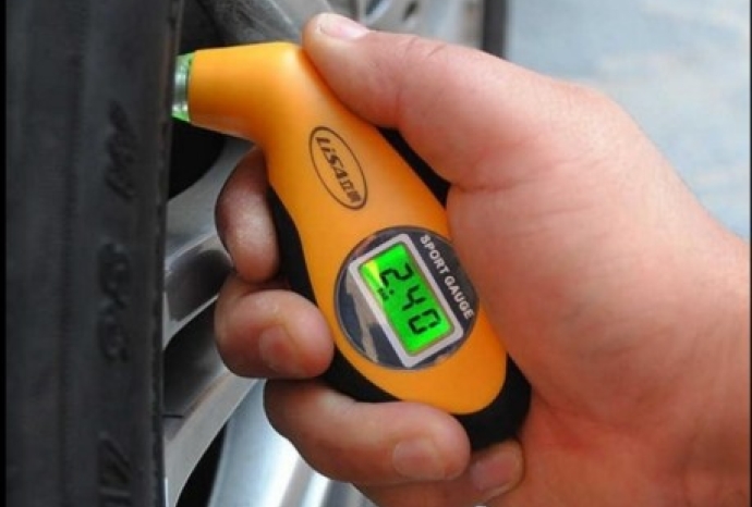 Có nên sử dụng máy đo áp suất lốp không?