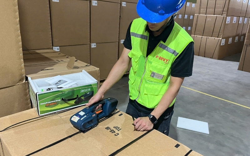 Tính linh hoạt, khả năng tích hợp của thiết bị đóng đai thùng