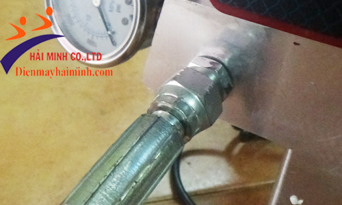 Đầu nối của súng phun sơn với máy phun sơn Takako 450E